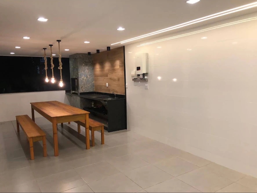 Varanda com iluminação de LED e luminárias instaladas pela Pontual Service